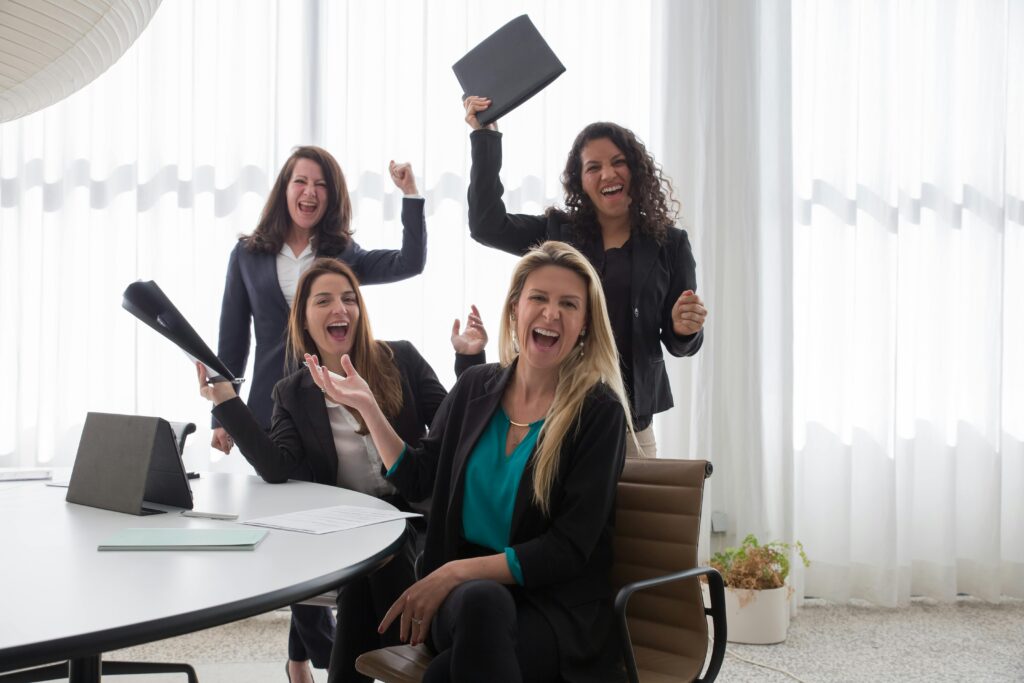 Nobuzen quienes somos grupo de trabajo celebrando