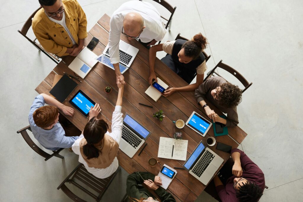Nobuzen SEO vista aerea reunión equipo profesionales